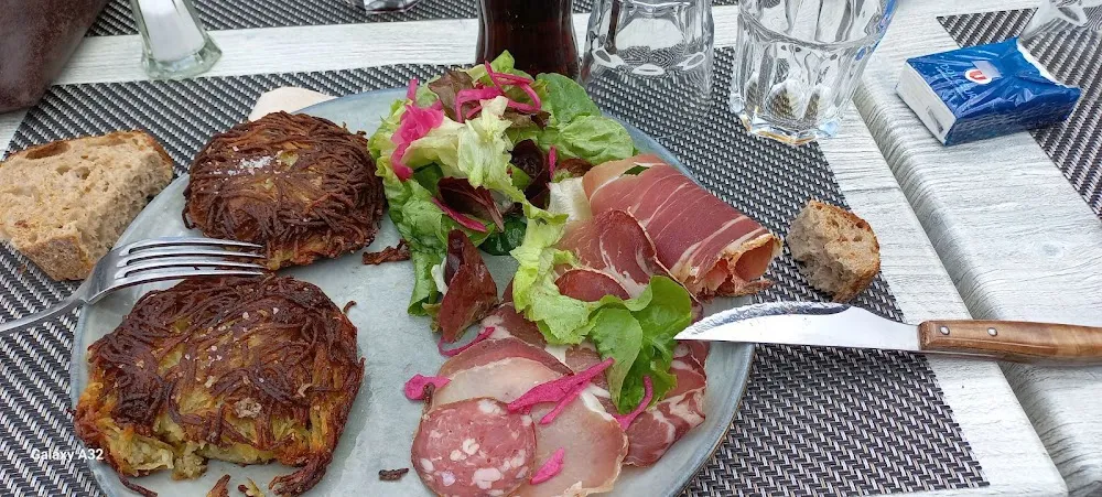 Beignet de Pomme Terre Et Assiette de Charcuterie Salade